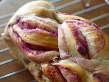 紫芋の折込パン