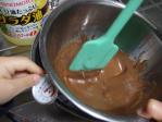 チョコレートを湯煎で溶かす。