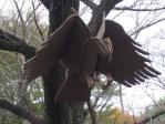 木製の鷲のオブジェ