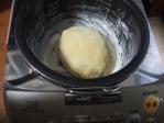 パン生地を炊飯器へ入れて一次発酵