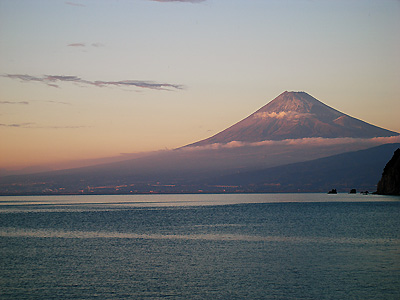 夕日を浴びる富士山！