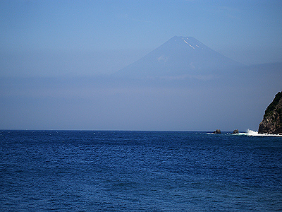 くっきりとはいきませんが夏イイ富士山！