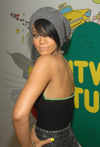 リアーナ、MTVの音楽番組 『TRL』 に出演