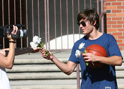 ザック・エフロン、女性パパラッチに花をプレゼント
