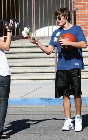 ザック・エフロン、女性パパラッチに花をプレゼント