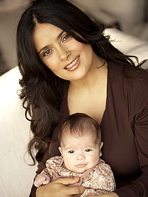サルマ・ハエック、生後2ヶ月の娘ヴァレンティナ・パロマ・ピノーちゃんを初公開