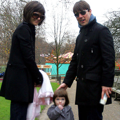 トム・クルーズ＆ケイティ・ホームズ夫妻、ロンドンでスリちゃんと散歩