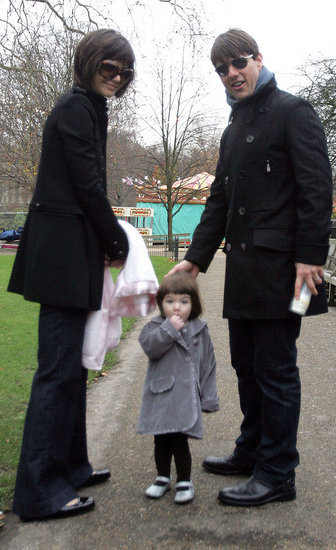 トム・クルーズ＆ケイティ・ホームズ夫妻、ロンドンでスリちゃんと散歩