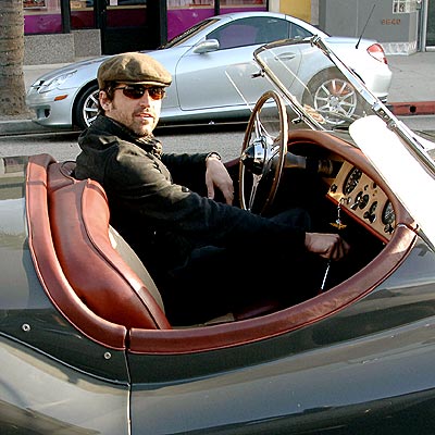 パトリック・デンプシー、クラシックカーでビバリーヒルズをドライブ