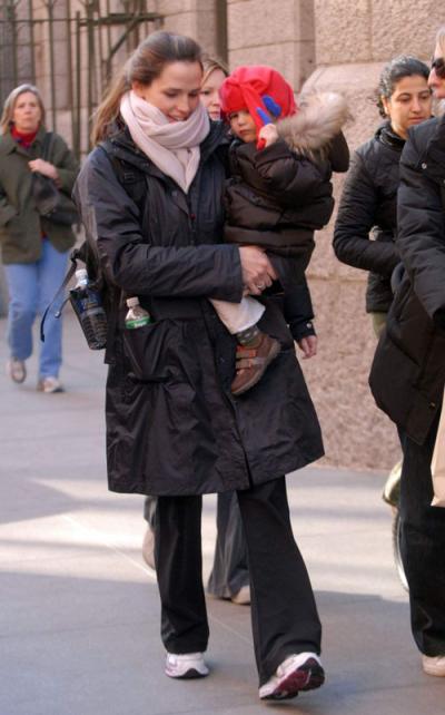 ジェニファー・ガーナー、娘のヴァイオレットちゃんを連れてお散歩