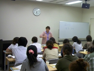 講師は須永先生。とても優しくてお話好きな方です。看護部長の恩師らしいですよ～