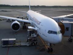細長い機体には白の塗装がよく似合う、エールフランス航空…成田空港にて、帰国時に撮影（ボーイング７７７－３００ＥＲ）