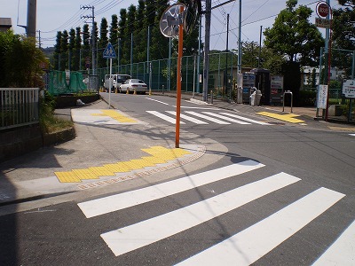 横須賀市衣笠駅裏点字樹脂プレート「アイ・リード」を今日も設置しました。