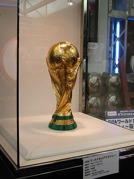 450px-FIFA_World_Cup_Trophy_2002_0103.jpg