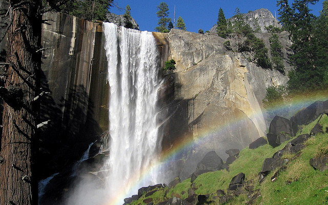 虹の架かる滝