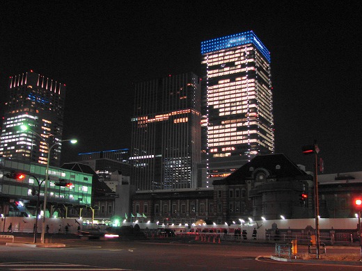 東京駅と高層ビル