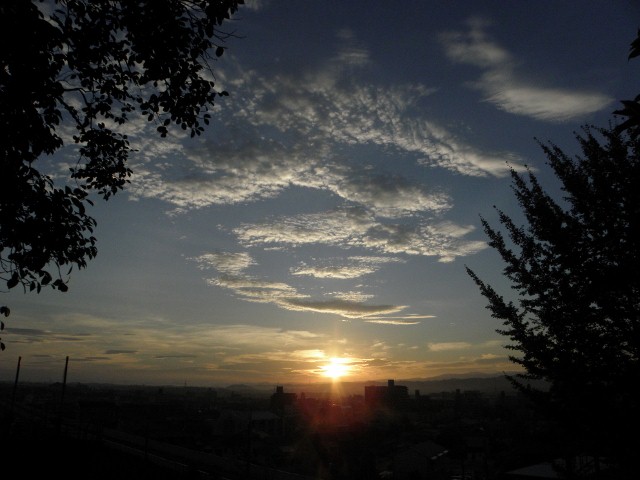 日の出と朝雲