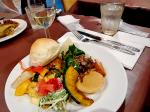 お昼ごはんは自由が丘の「オーガニック・イタリアン・レストラン・イノワ」にてランチ　まずは前菜バイキング　