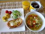 朝ごはん　野菜スープ、パン、ニラじゃこ出汁巻き玉子、ササミきゅうりワカメのマヨ辛子和え、オレンジジュース＆ダージリンティー